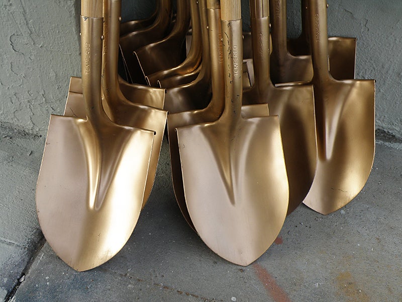 05 tools shovels spades