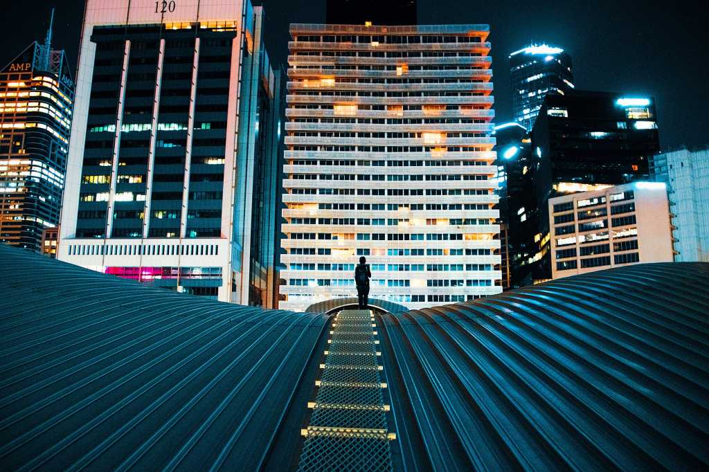 Australia  >  Melbourne  >  Downtown / rooftop / unique / lone / individual path