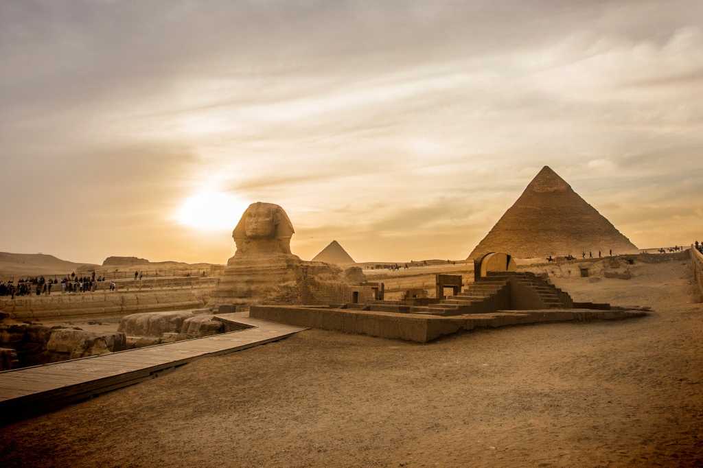 CIO | Middle East  >  Egypt  >  Giza  >  Sphinx and pyramids at sunset