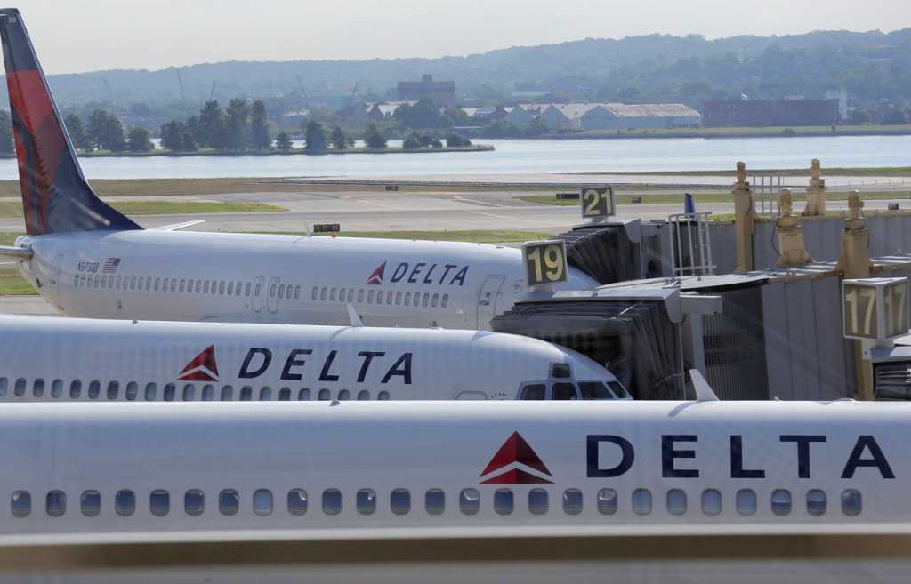 delta airlines planes tarmac