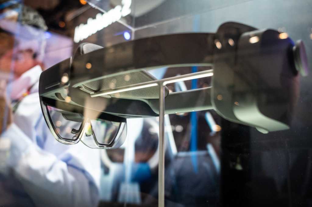 Microsoft HoloLens 2
