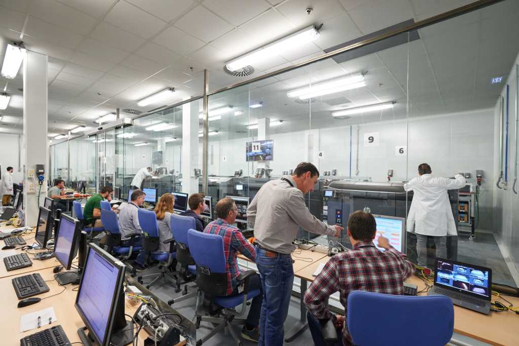 hp 3d printing lab w people 100661265 orig