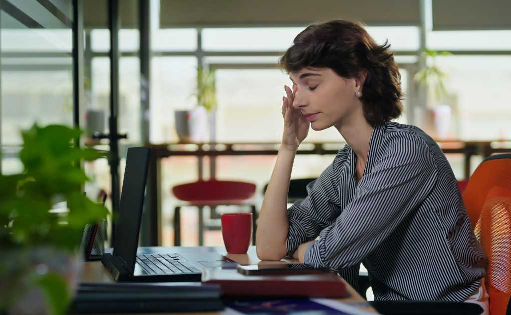 Gen Z nie radzą sobie z pisaniem na klawiaturze laptopa