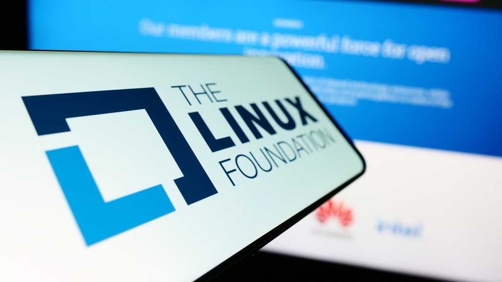 Linux Foundation, Computer in Background